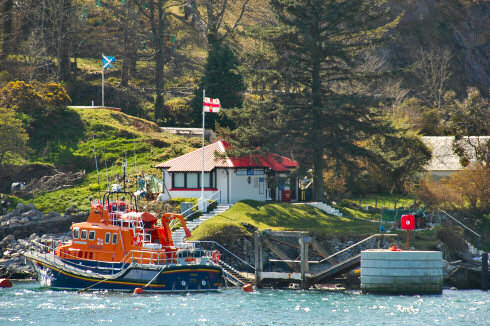 Picture of a RNLI station with a lifeboat anchored in front of it