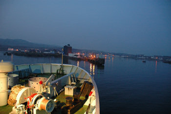 Picture of a harbour in the night, seen from a ferry