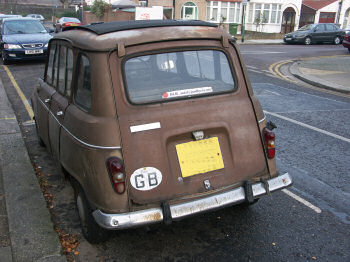 Picture of a rusty brown old Renault R4