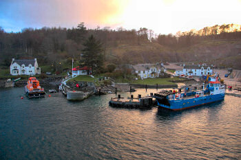 Picture of a small harbour with a lifeboat and a small ferry