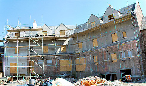 Picture of the back of an under construction hotel