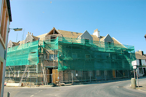 Picture of the front of a under construction hotel