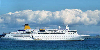 Picture of a large white cruise liner
