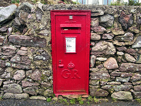 Picture of a wall post box with the GR (George V) Royal Cipher