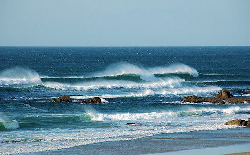 Picture of waves with the spray being blown back from an offshore wind