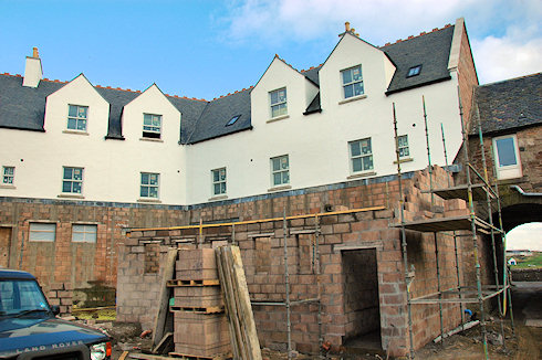 Picture of the back of an under construction hotel, taken a week later with the walls having moved up a bit