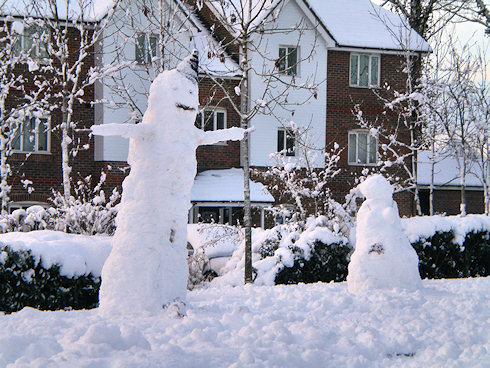 Picture of two snowmen, a male very large and a smaller female