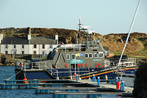 Picture of a converted lifeboat at a marina pontoon