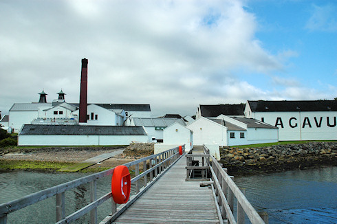 Picture of Lagavulin distillery seen from the pier