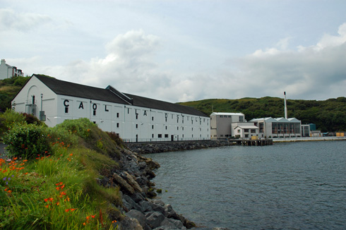 Picture of Caol Ila distillery at the Sound of Islay