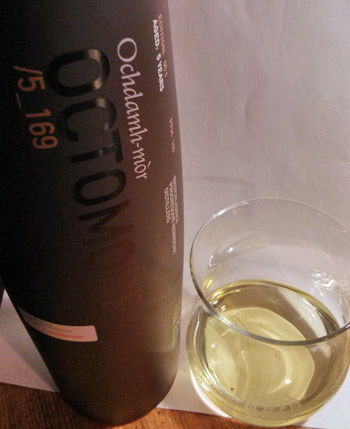 Picture of a bottle of Bruichladdich Octomore 05.1 and a wee dram